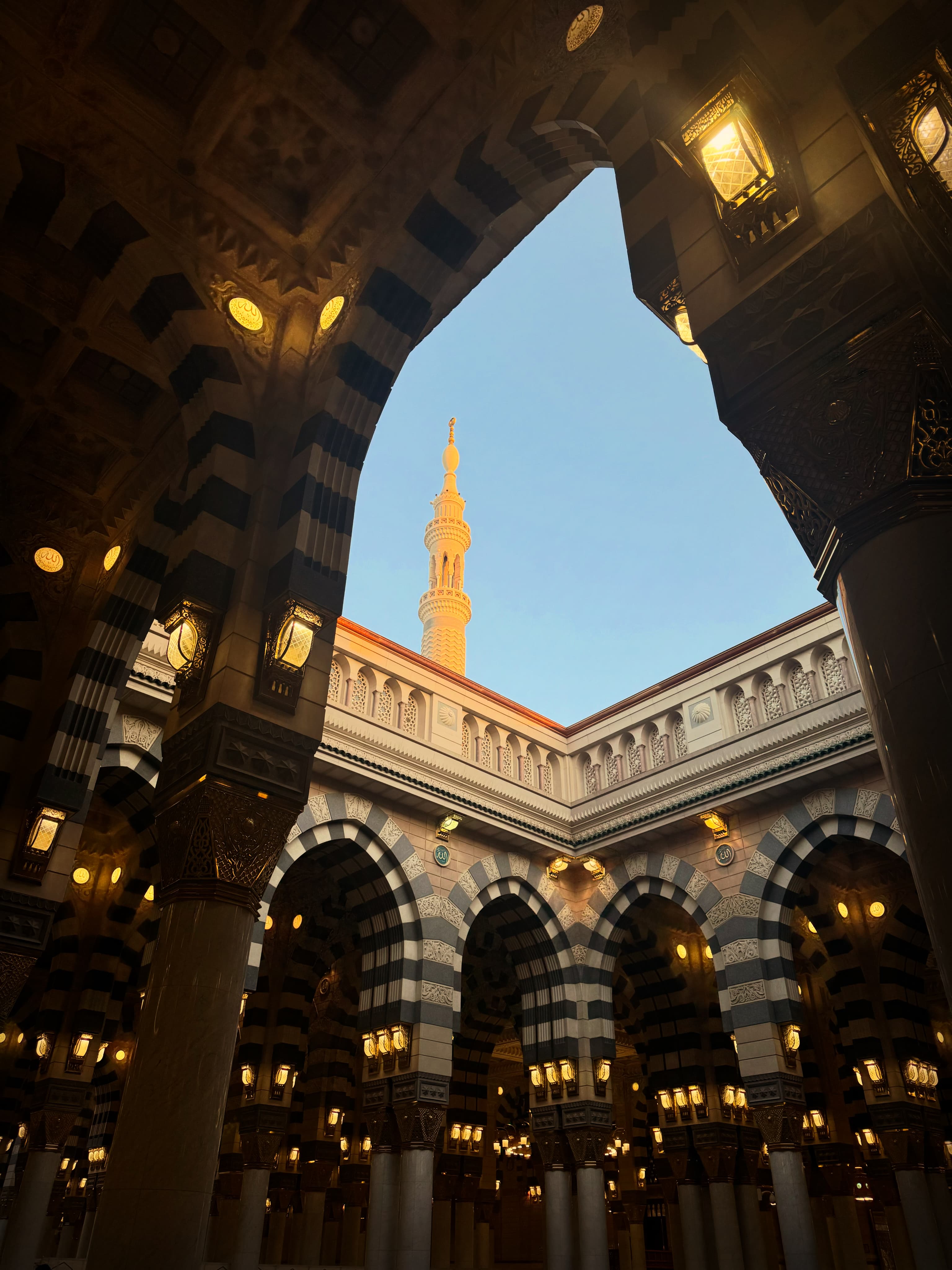 أقواس مزخرفة وفوانيس معلقة ومئذنة.